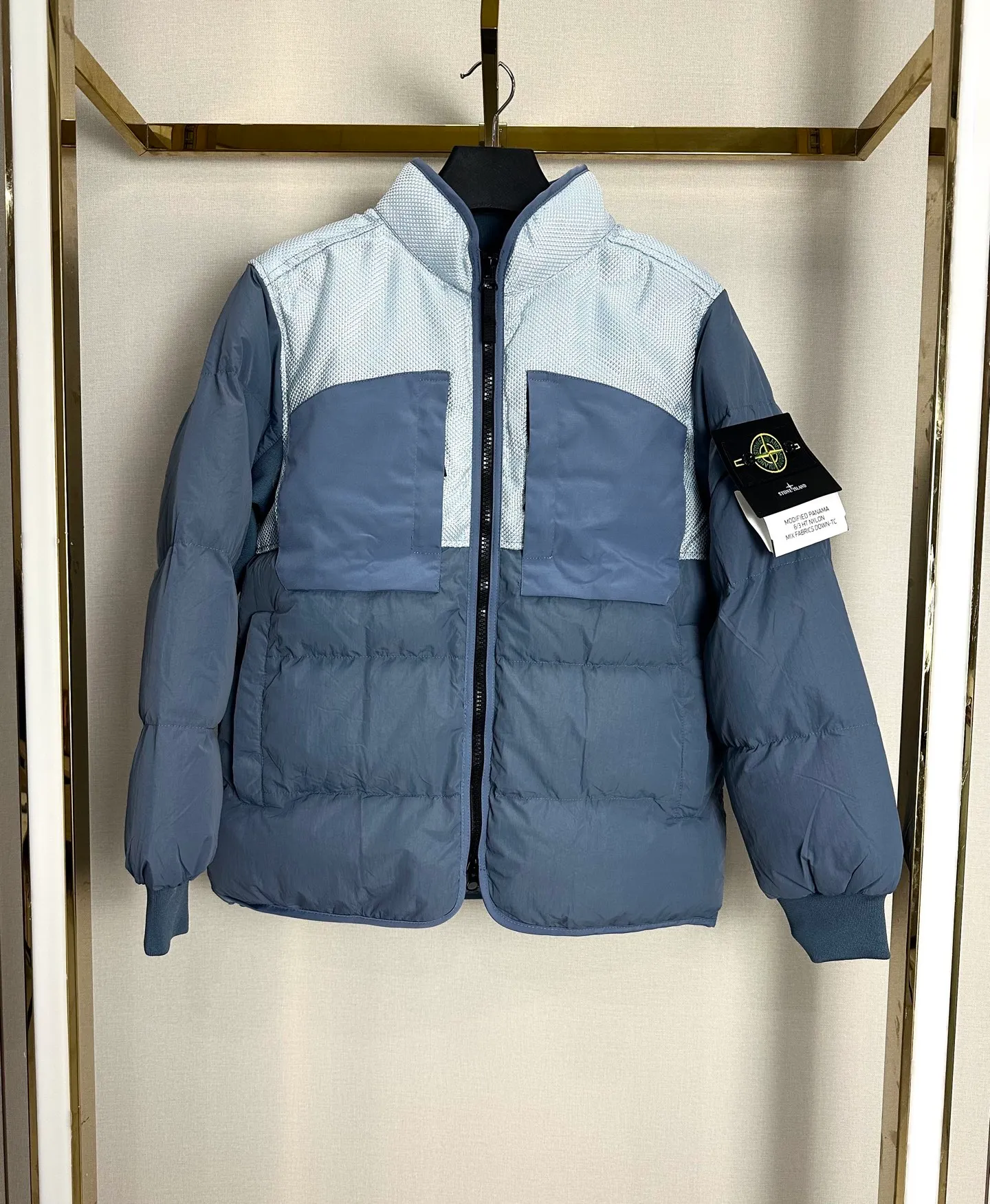 P300 STONE LSLAND/Stone Island metal nylon down jacket. This style is made of super fluffy combed down cotton. It is super warm and thick⚠️ One piece for winter. Top-notch stitching technology. The thermal insulation effect is even better than the down jacket. One piece for winter without stress. All metal hardware and accessories inside are customized one to one! The upper body of the whole dress is full of functionality and style. The fabric is made of metal nylon, windproof and waterproof. It is full of technology. An advanced player in the fabric field! Functional cotton clothing, a must-have for islanders, with unparalleled texture! Color: black silver gray military green fluorescent green haze blue yellow Size M-2XL